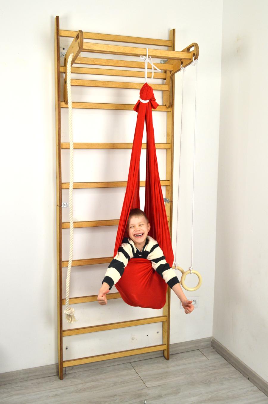 Chłopiec w czerwonym kokonie