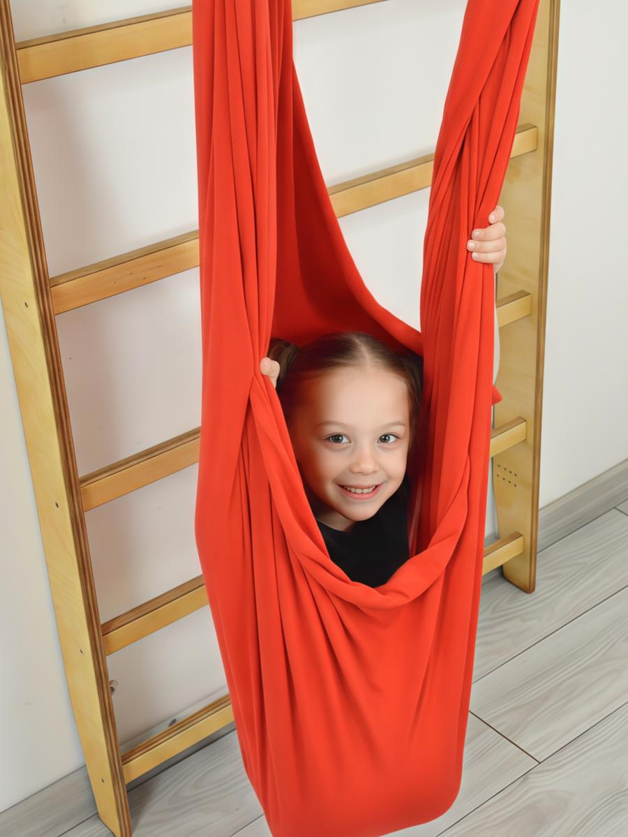 Dziewczynka w czerwonym kokonie