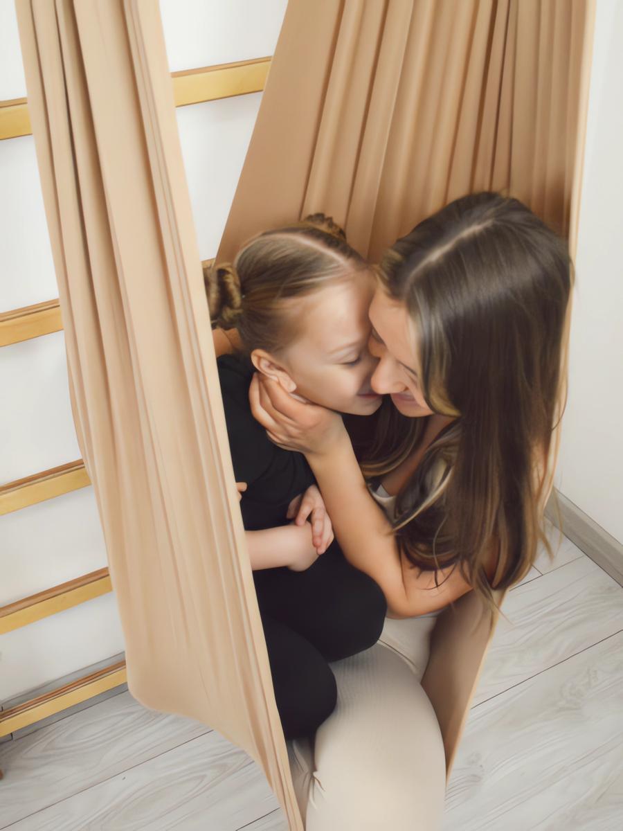 Mama z dzieckiem w kokonie