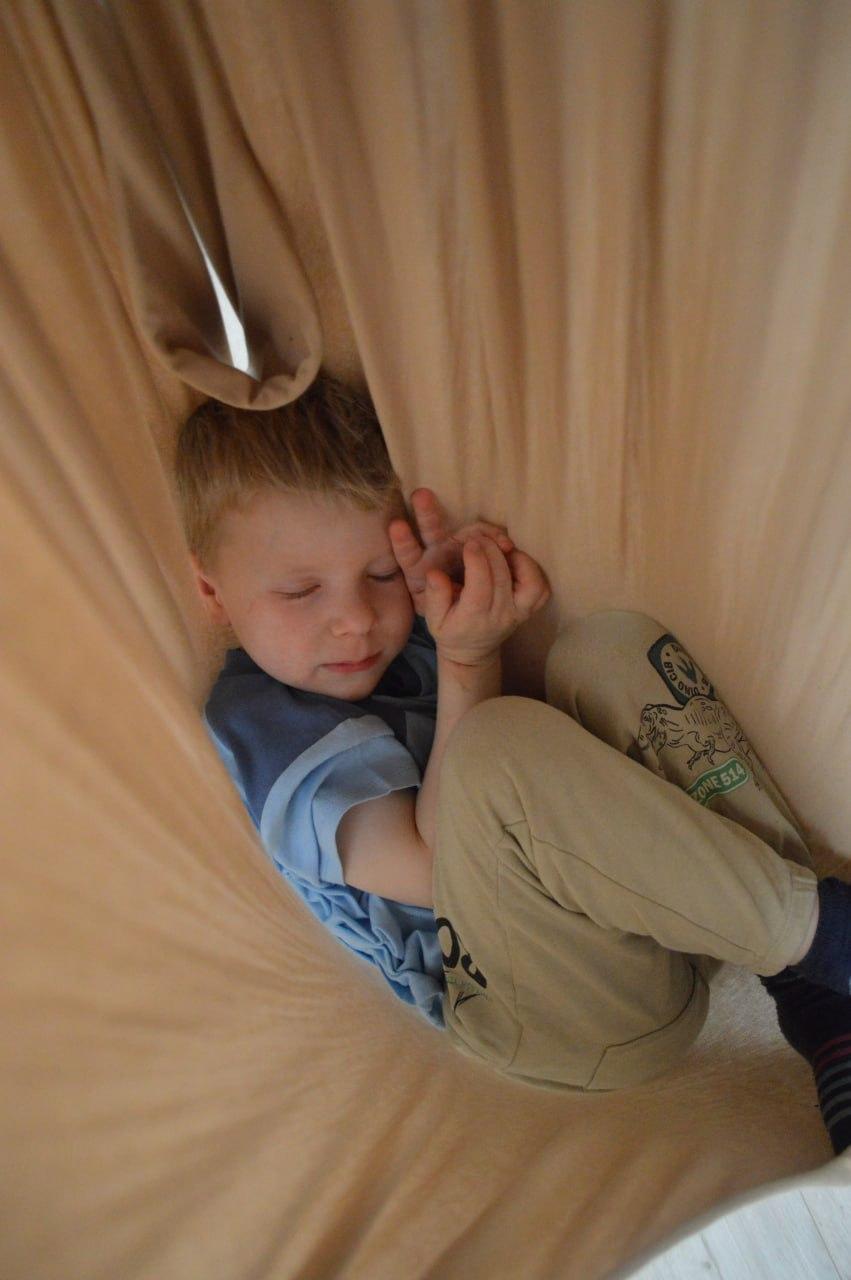 Dziecko zasypia w kokonie